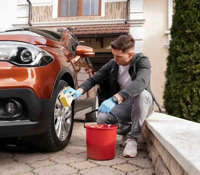 Lavage auto à domicile Seur : professionnel intervenant sur un véhicule